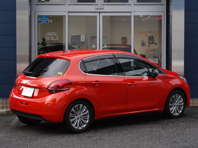 " Peugeot 208 Allure 1.2L EAT6 "