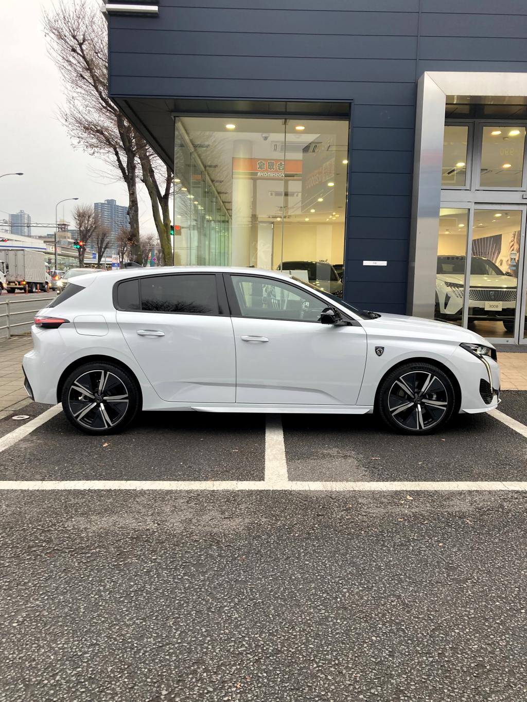 NEW PEUGEOT HYBRID の認定中古車のご紹介です！