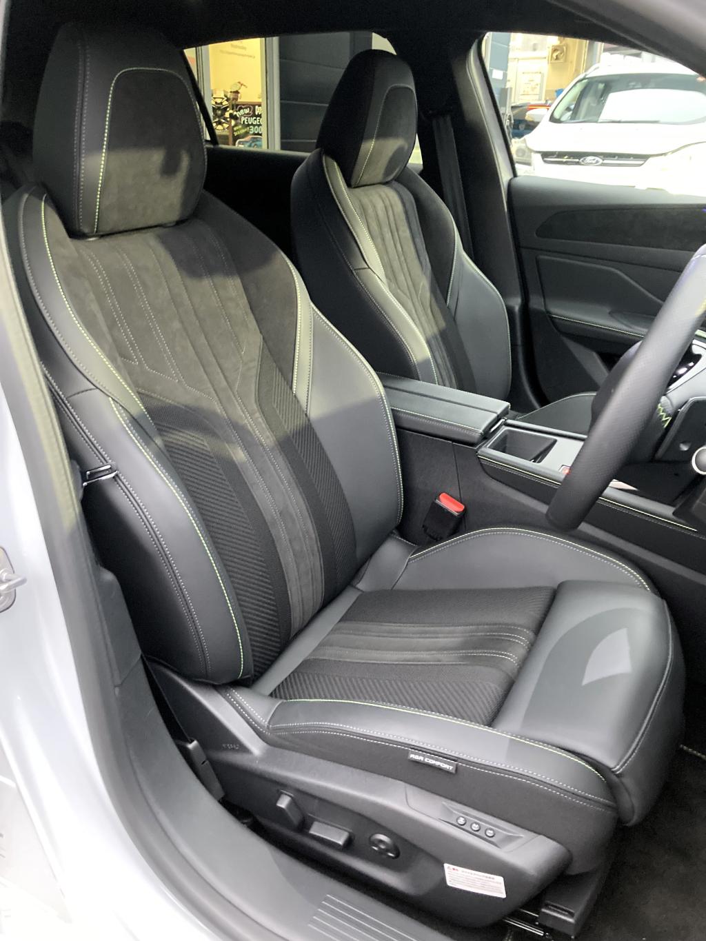 NEW PEUGEOT HYBRID の認定中古車のご紹介です！